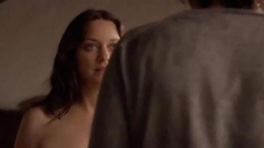 Marion Cotillard çırılçıplak soyundu!
