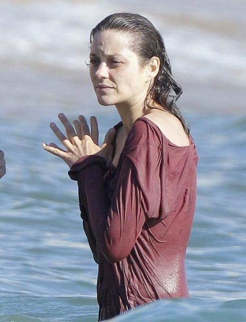 Marion Cotillard çırılçıplak soyundu!