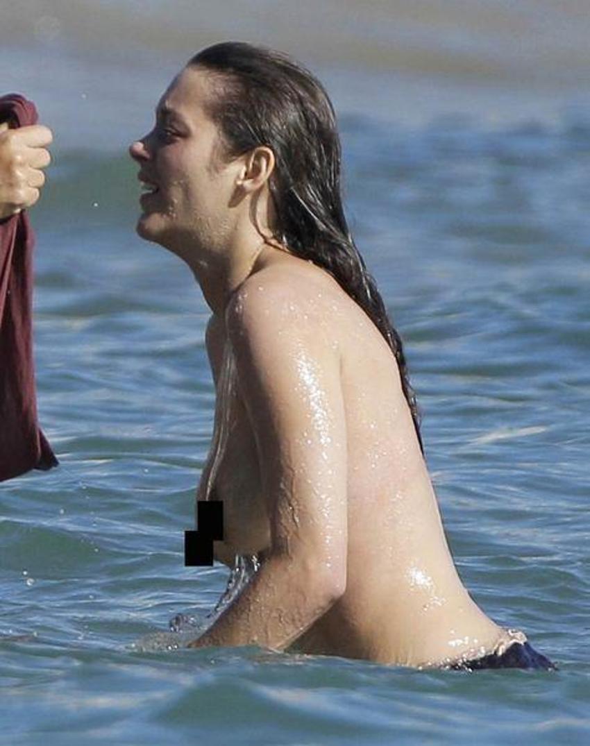Marion Cotillard çırılçıplak soyundu!