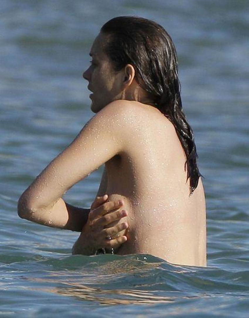 Marion Cotillard çırılçıplak soyundu!