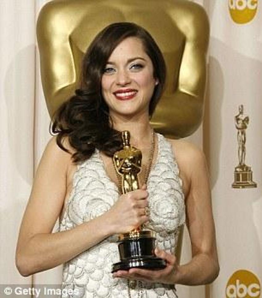 Marion Cotillard çırılçıplak soyundu!