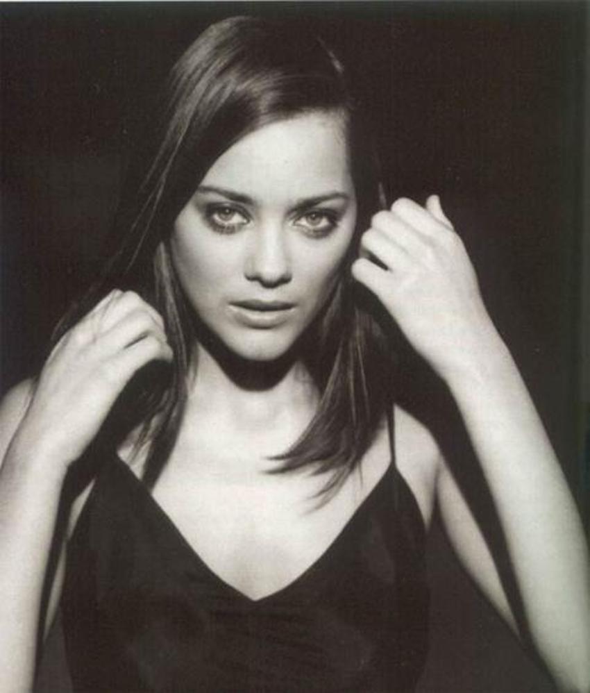 Marion Cotillard çırılçıplak soyundu!