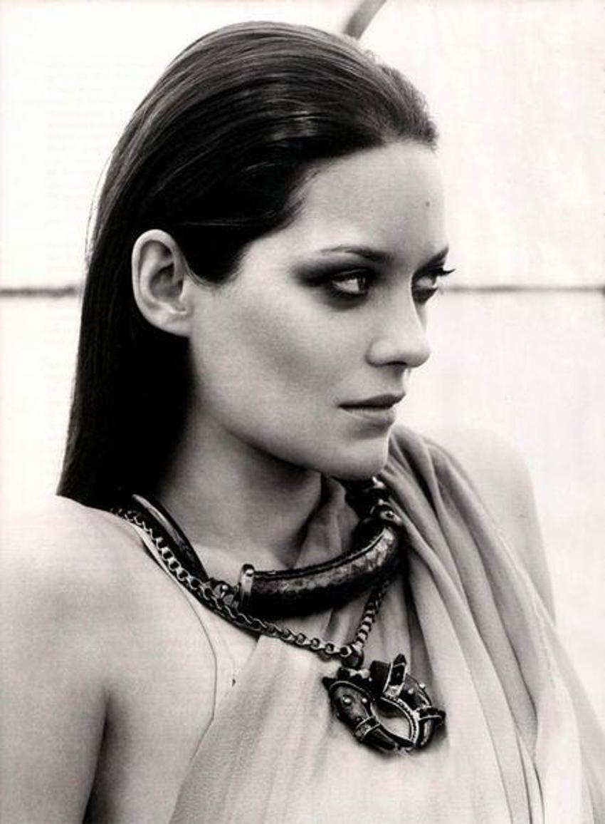 Marion Cotillard çırılçıplak soyundu!