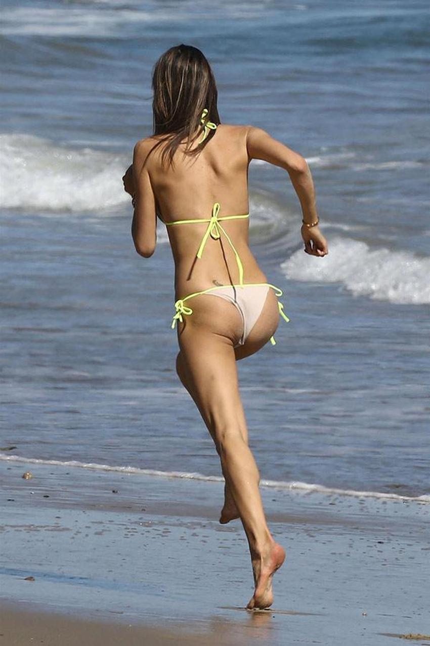 Alessandra Ambrosio'nun göğüsleri geceye damga vurdu!