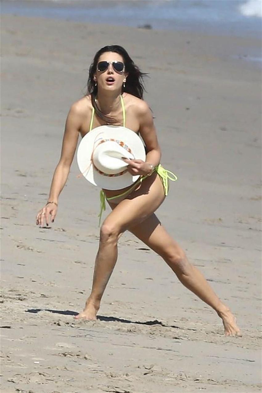 Alessandra Ambrosio'nun göğüsleri geceye damga vurdu!