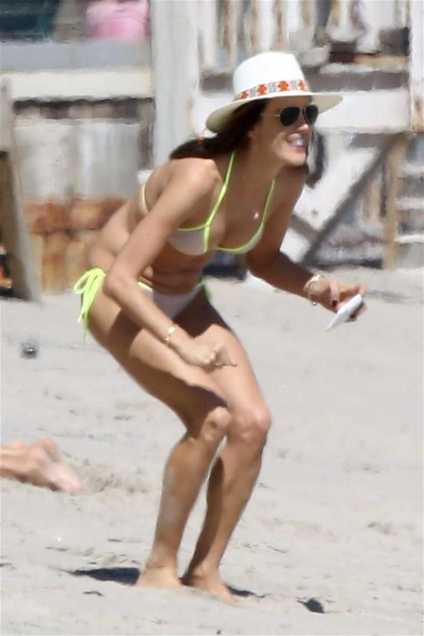 Alessandra Ambrosio'nun göğüsleri geceye damga vurdu!