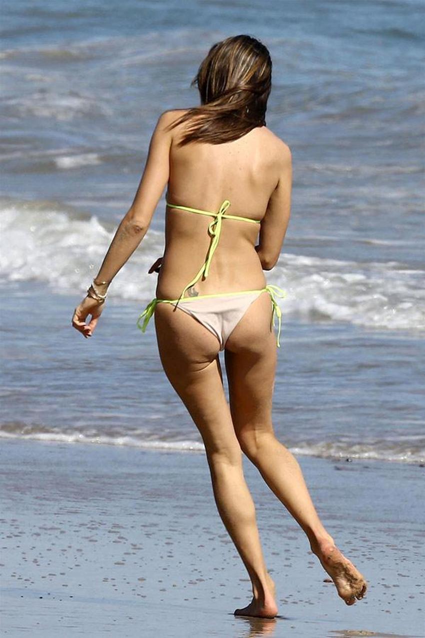 Alessandra Ambrosio'nun göğüsleri geceye damga vurdu!