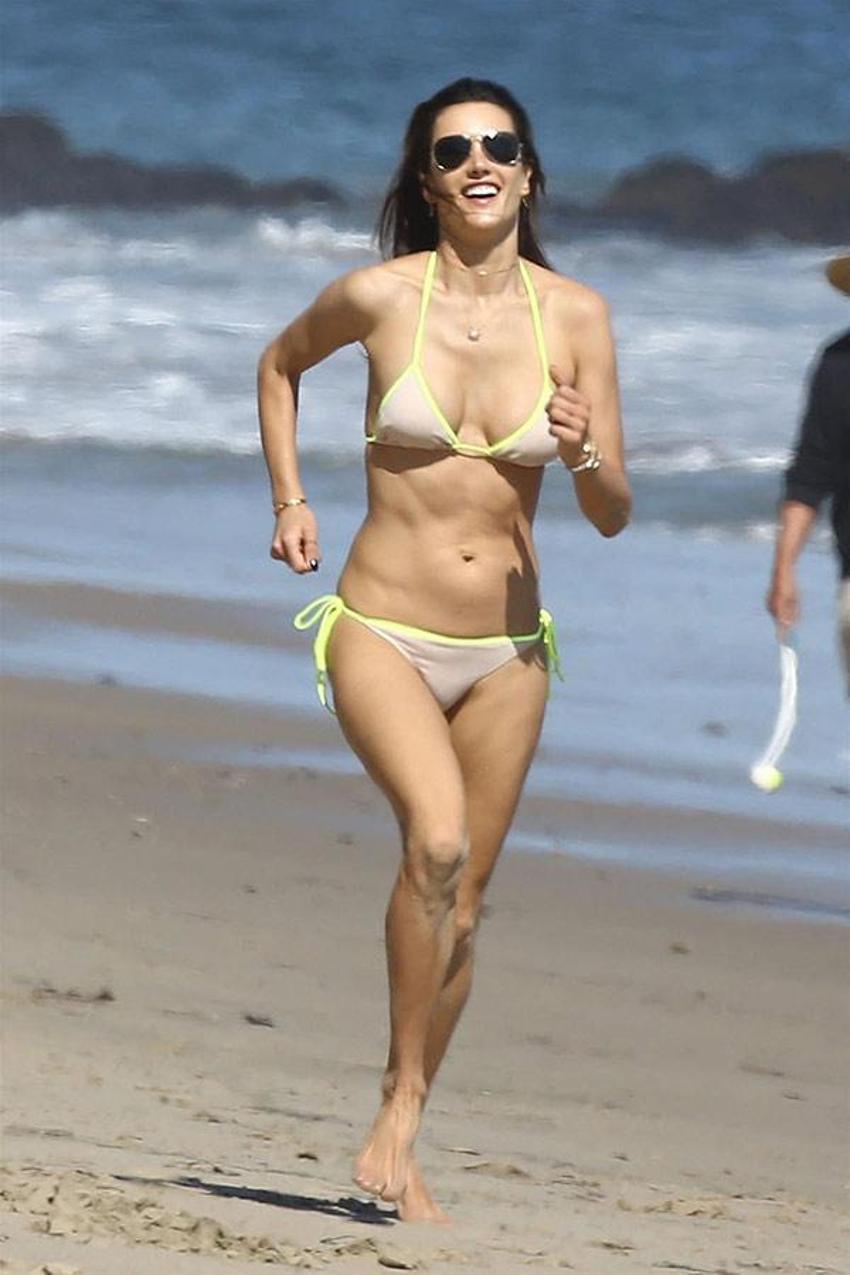 Alessandra Ambrosio'nun göğüsleri geceye damga vurdu!