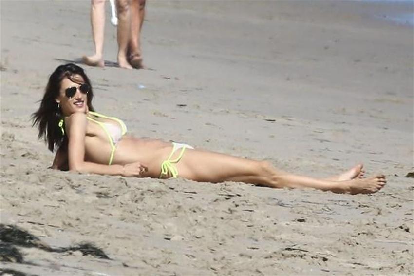 Alessandra Ambrosio'nun göğüsleri geceye damga vurdu!