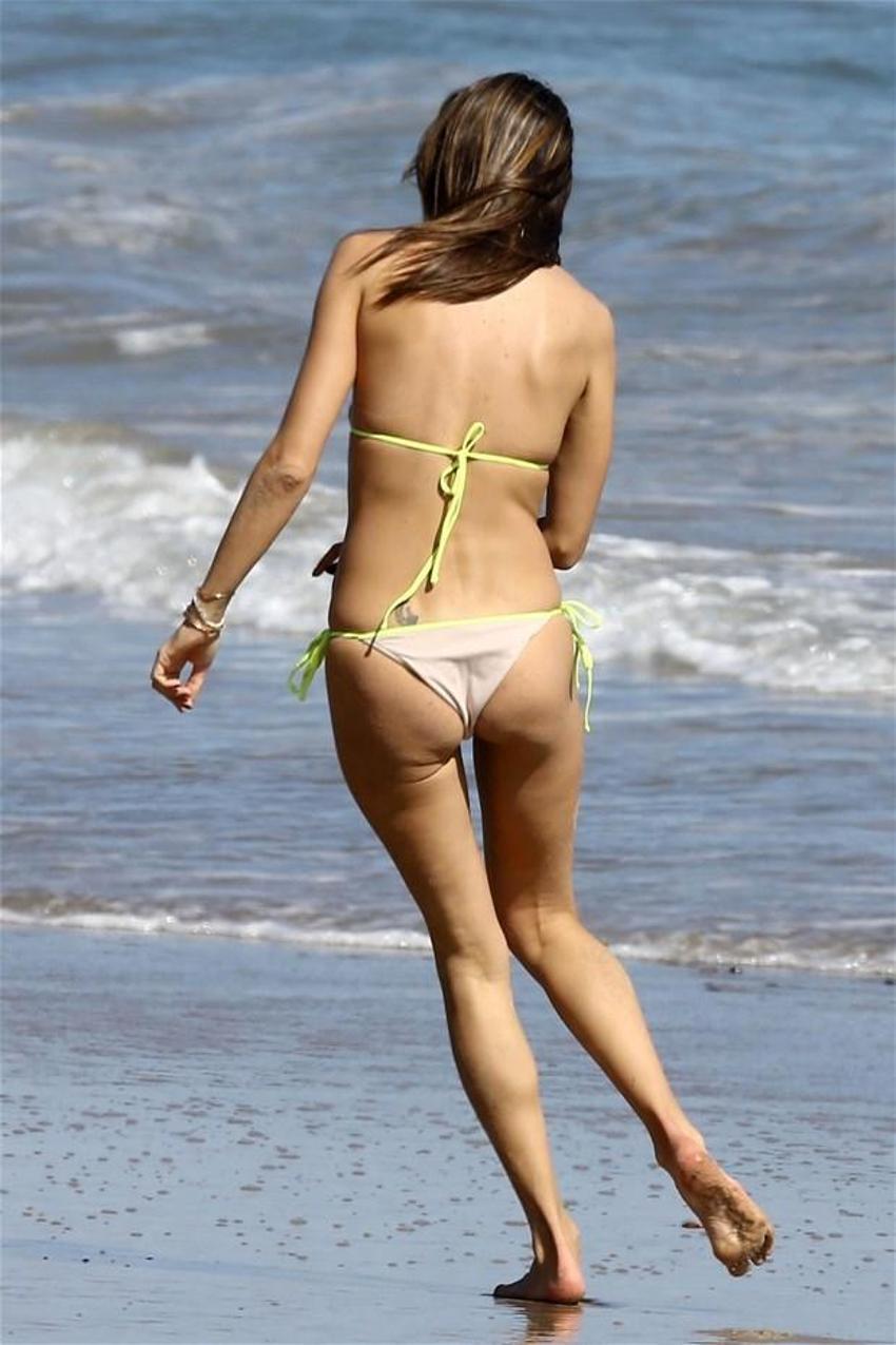 Alessandra Ambrosio'nun göğüsleri geceye damga vurdu!