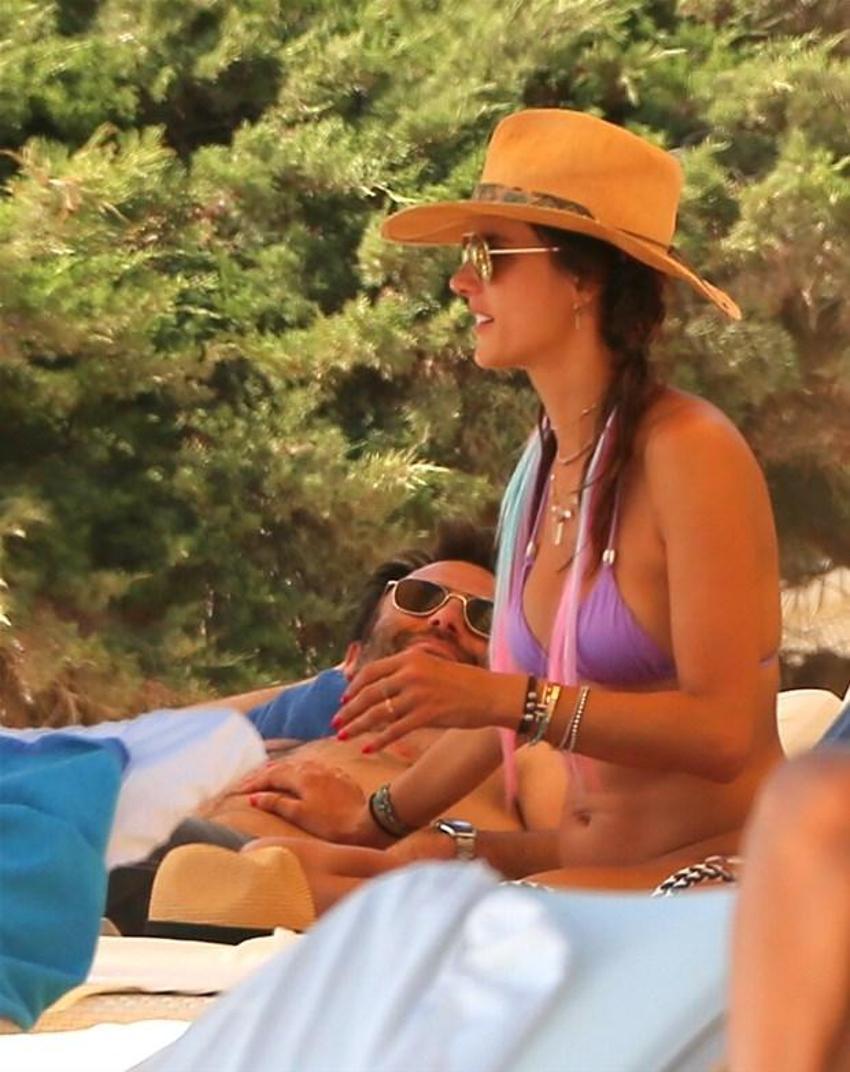 Alessandra Ambrosio'nun göğüsleri geceye damga vurdu!