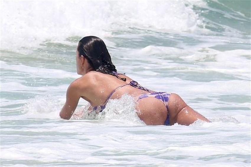 Alessandra Ambrosio'nun göğüsleri geceye damga vurdu!