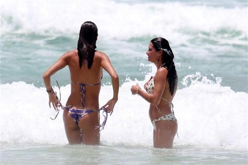 Alessandra Ambrosio'nun göğüsleri geceye damga vurdu!
