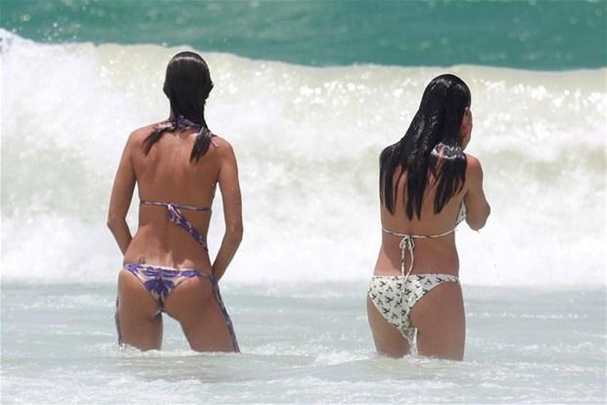 Alessandra Ambrosio'nun göğüsleri geceye damga vurdu!