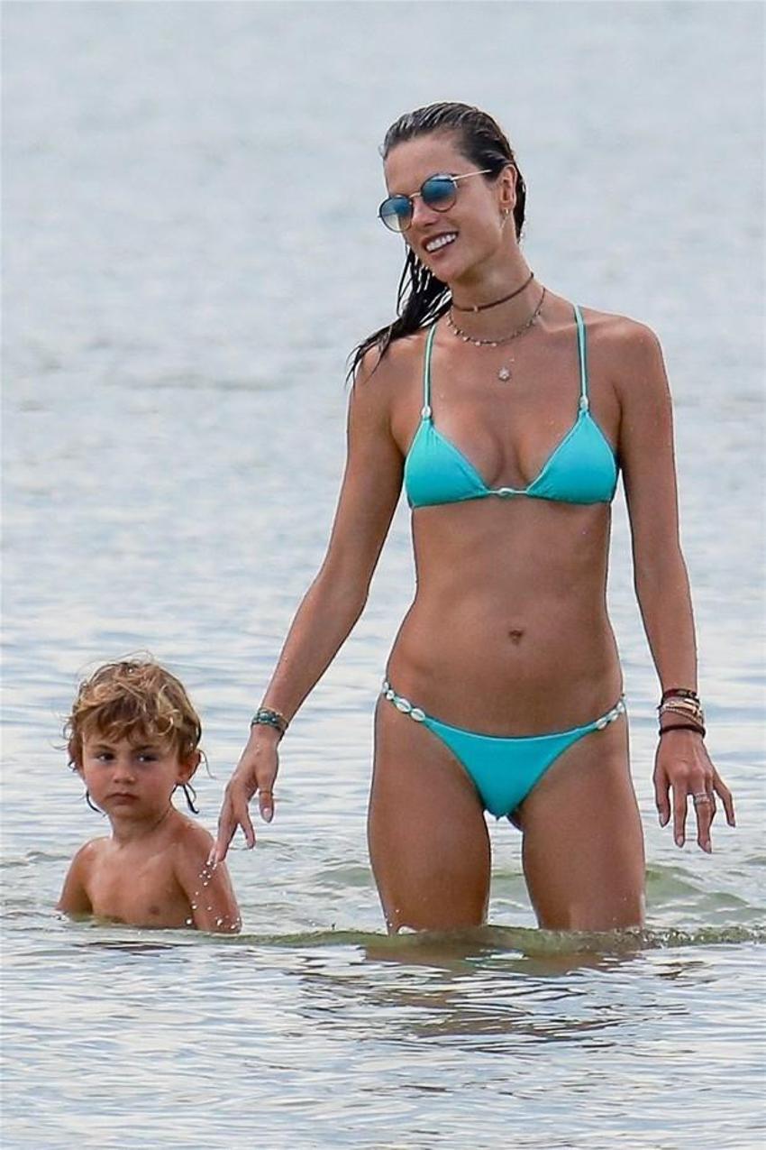 Alessandra Ambrosio'nun göğüsleri geceye damga vurdu!
