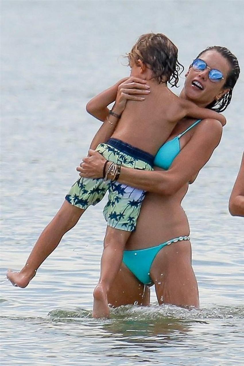 Alessandra Ambrosio'nun göğüsleri geceye damga vurdu!