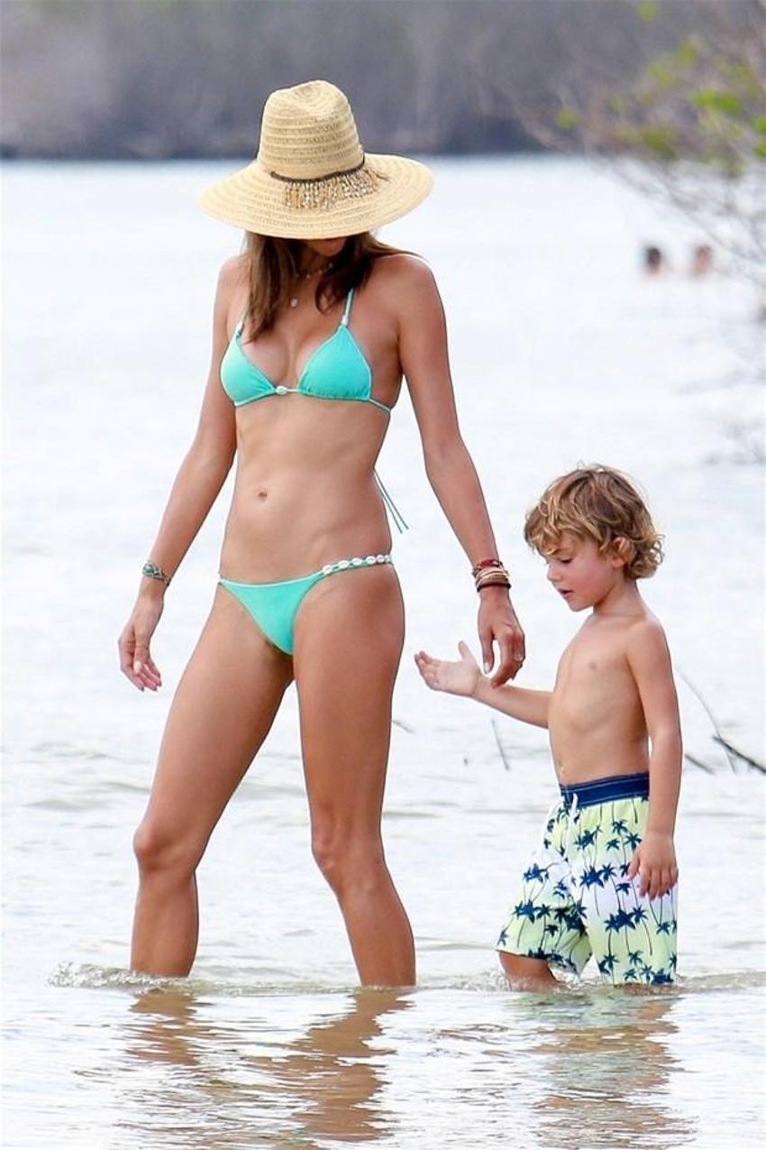 Alessandra Ambrosio'nun göğüsleri geceye damga vurdu!