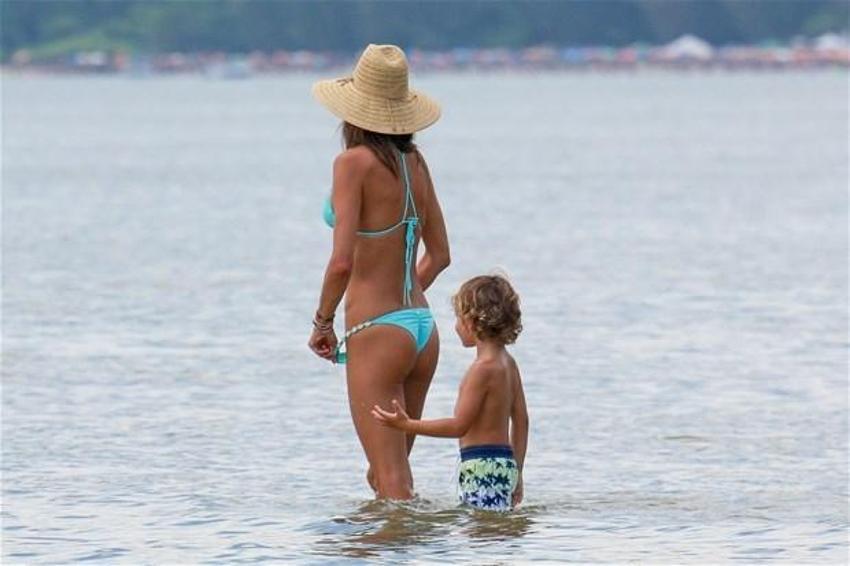 Alessandra Ambrosio'nun göğüsleri geceye damga vurdu!