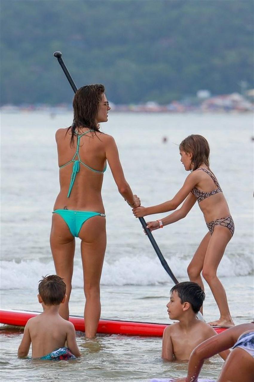 Alessandra Ambrosio'nun göğüsleri geceye damga vurdu!