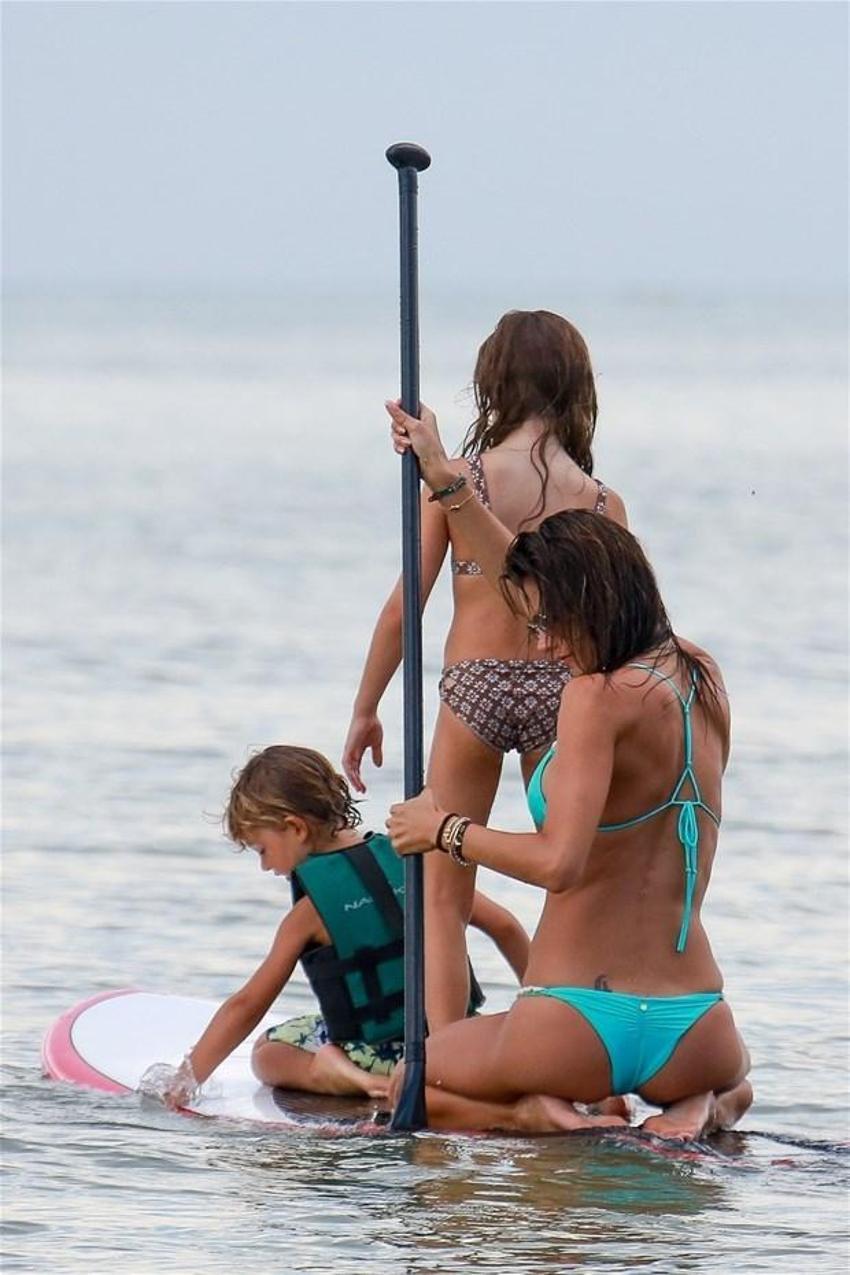 Alessandra Ambrosio'nun göğüsleri geceye damga vurdu!