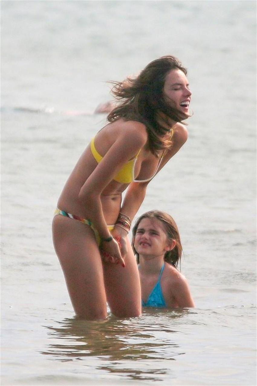 Alessandra Ambrosio'nun göğüsleri geceye damga vurdu!