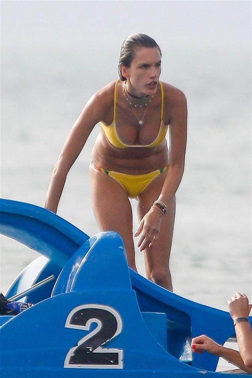 Alessandra Ambrosio'nun göğüsleri geceye damga vurdu!