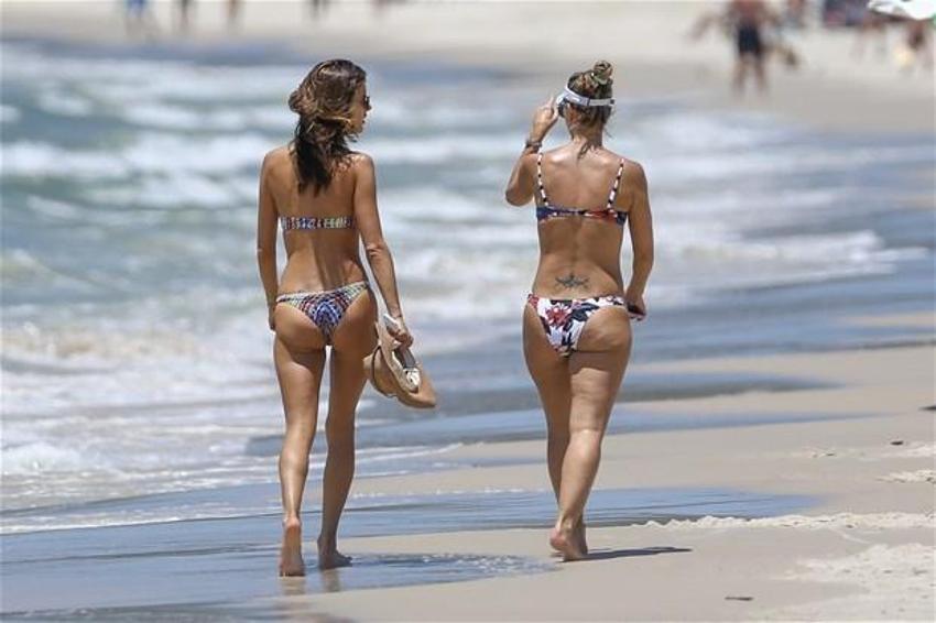 Alessandra Ambrosio'nun göğüsleri geceye damga vurdu!