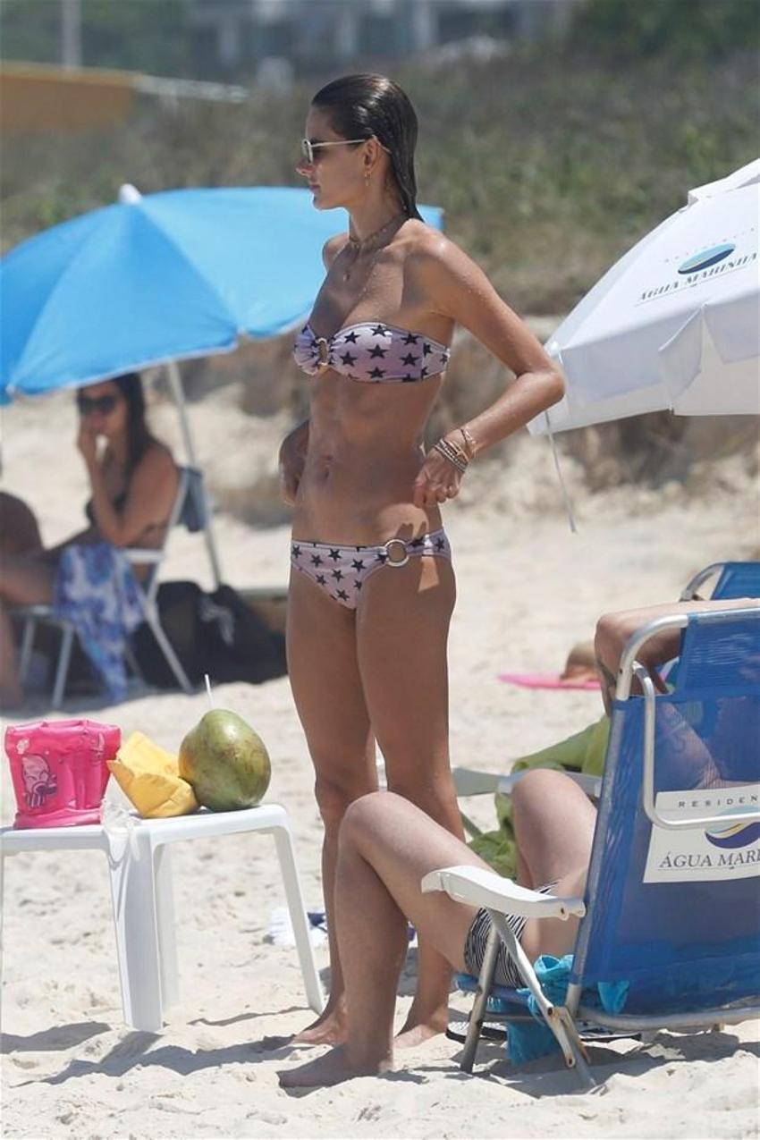 Alessandra Ambrosio'nun göğüsleri geceye damga vurdu!