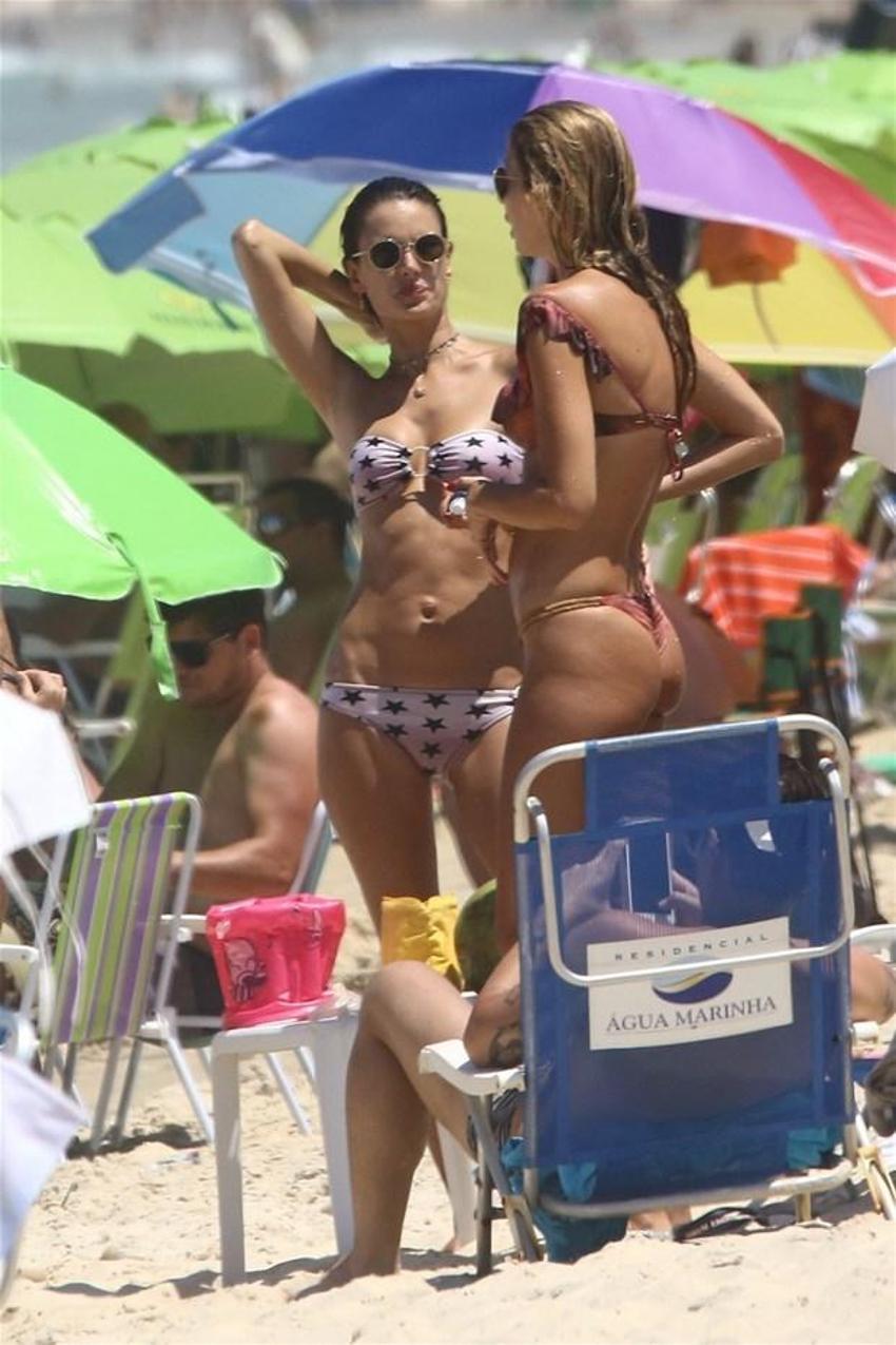 Alessandra Ambrosio'nun göğüsleri geceye damga vurdu!