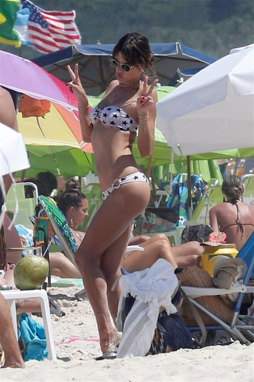 Alessandra Ambrosio'nun göğüsleri geceye damga vurdu!