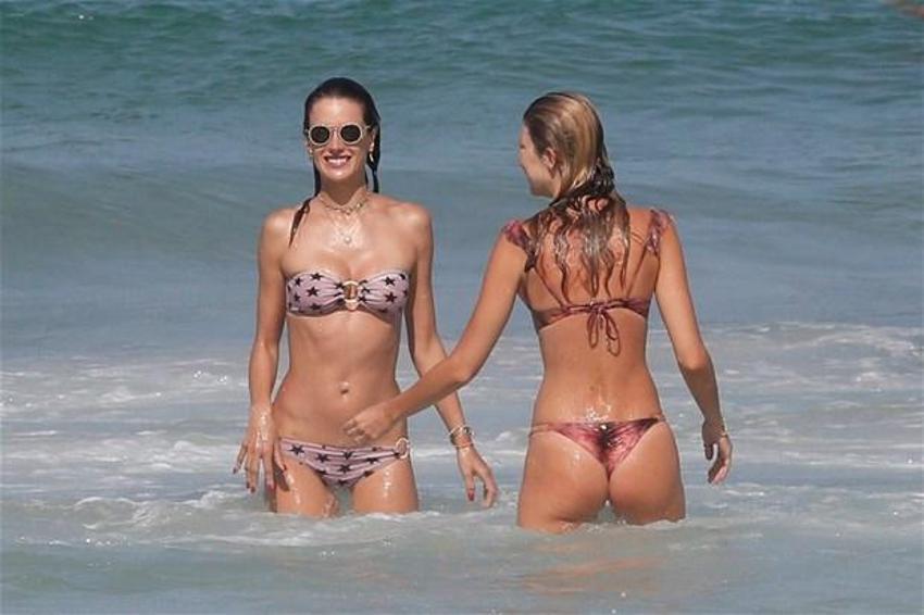 Alessandra Ambrosio'nun göğüsleri geceye damga vurdu!