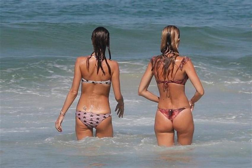 Alessandra Ambrosio'nun göğüsleri geceye damga vurdu!