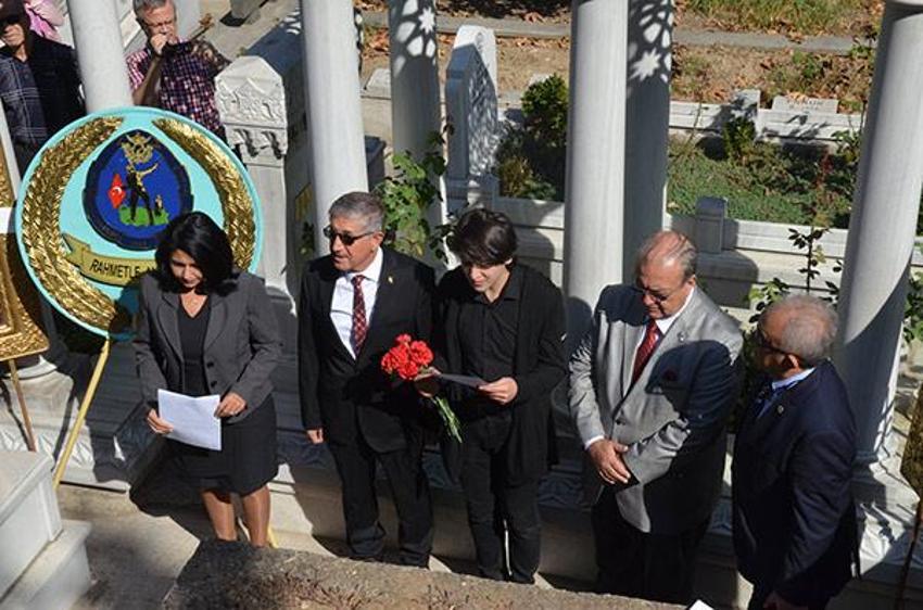 Zeki Müren mezarı başında anıldı!