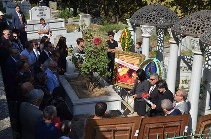 Zeki Müren mezarı başında anıldı!