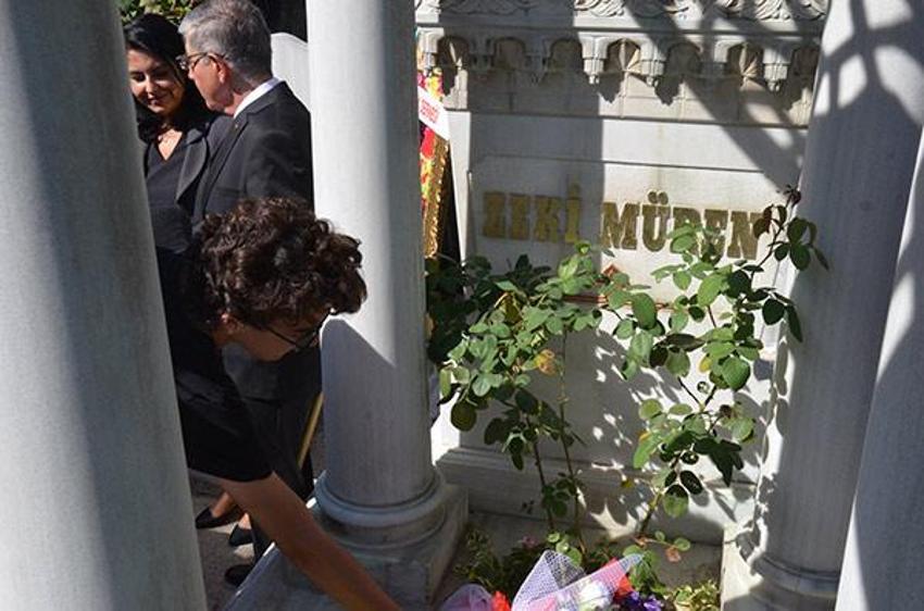 Zeki Müren mezarı başında anıldı!