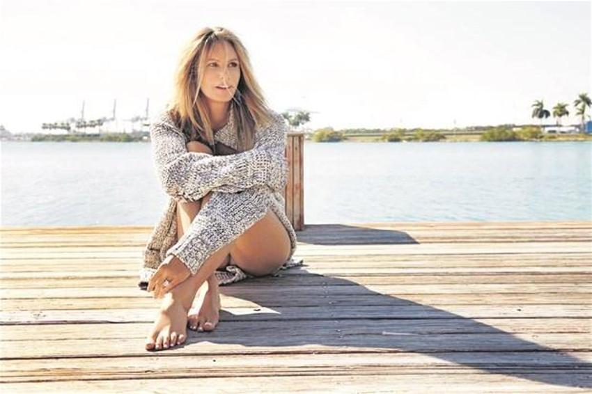 Elle Macpherson genç kızlara taş çıkartıyor!