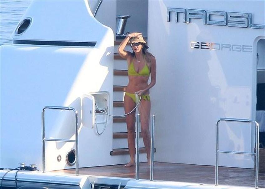 Elle Macpherson genç kızlara taş çıkartıyor!