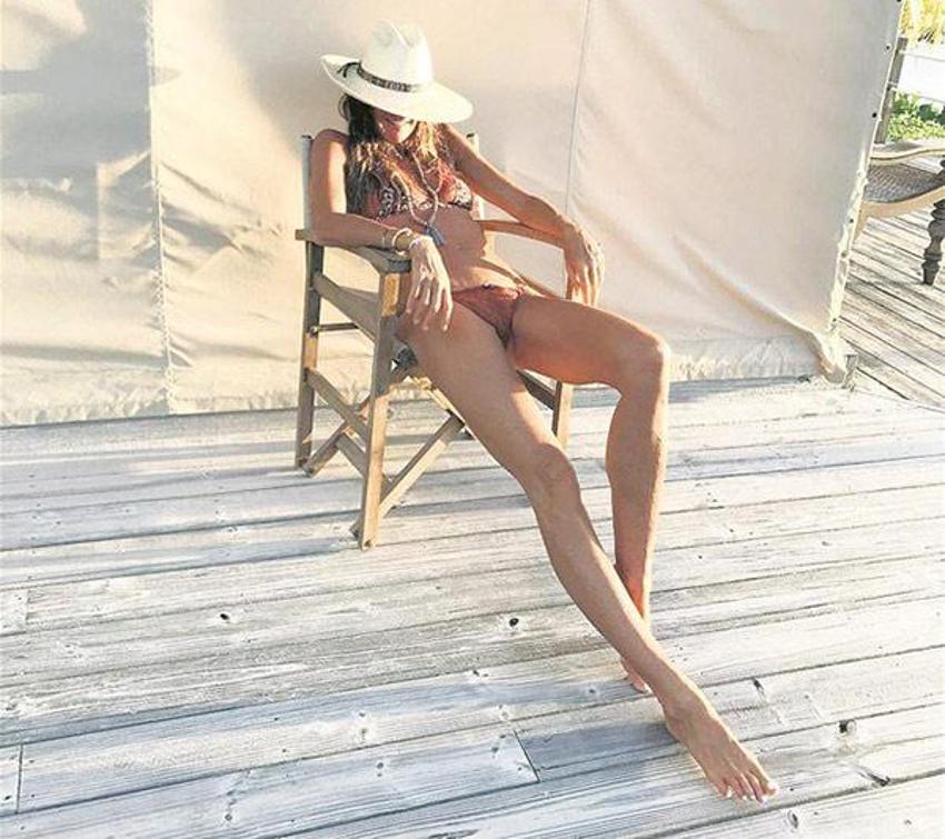 Elle Macpherson genç kızlara taş çıkartıyor!