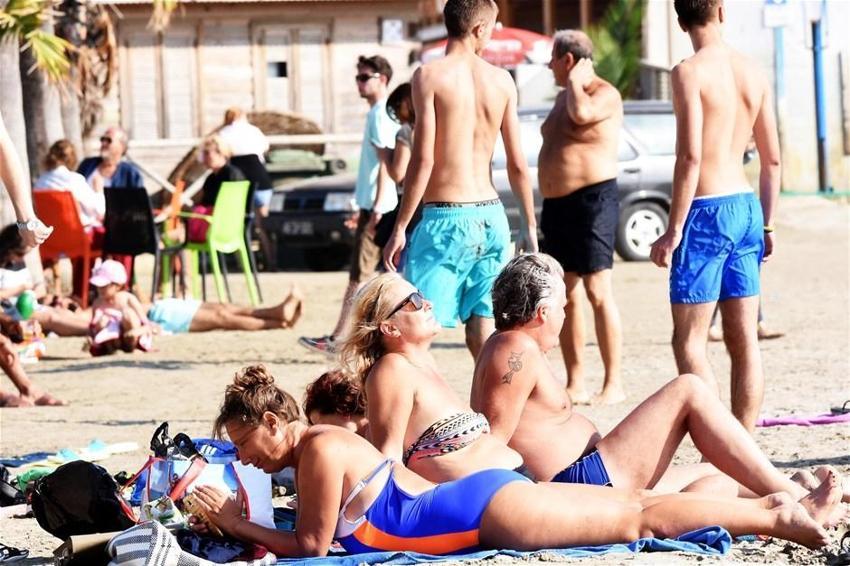 Güzel hava Akyaka'da plajı renklendirdi