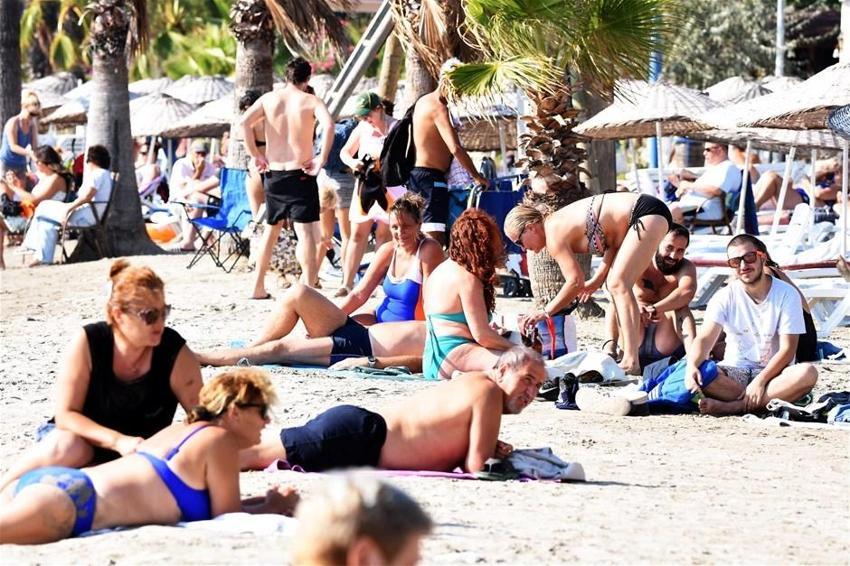 Güzel hava Akyaka'da plajı renklendirdi