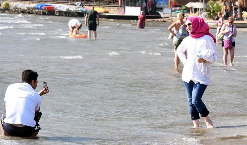 Güzel hava Akyaka'da plajı renklendirdi