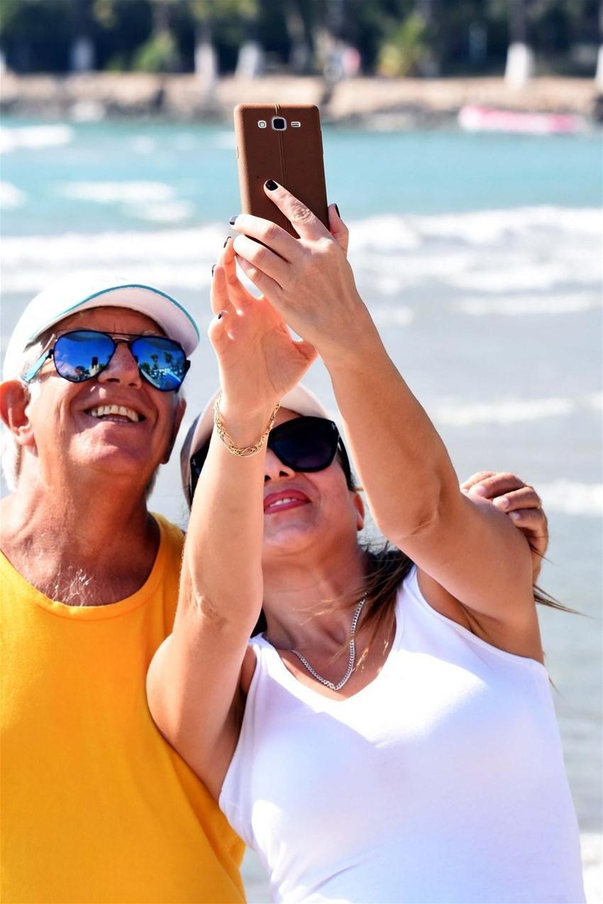 Güzel hava Akyaka'da plajı renklendirdi