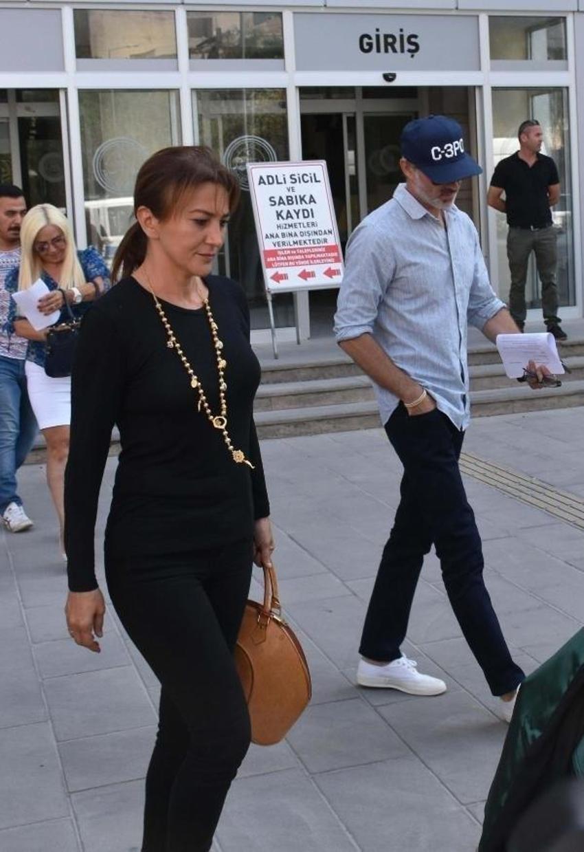 Murat Başoğlu ve Hande Bermek sahilde el ele
