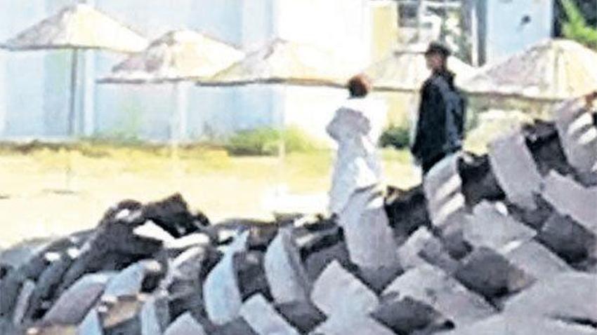 Murat Başoğlu ve Hande Bermek sahilde el ele