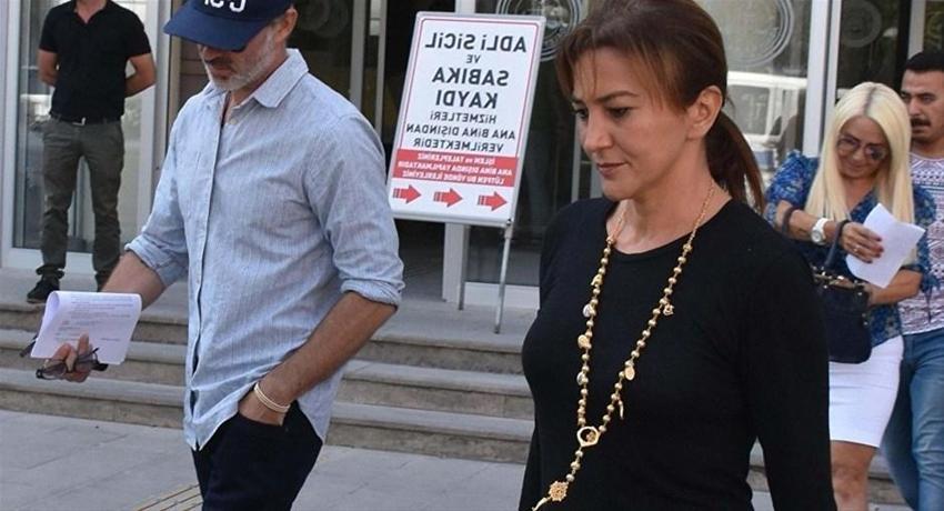 Murat Başoğlu ve Hande Bermek sahilde el ele
