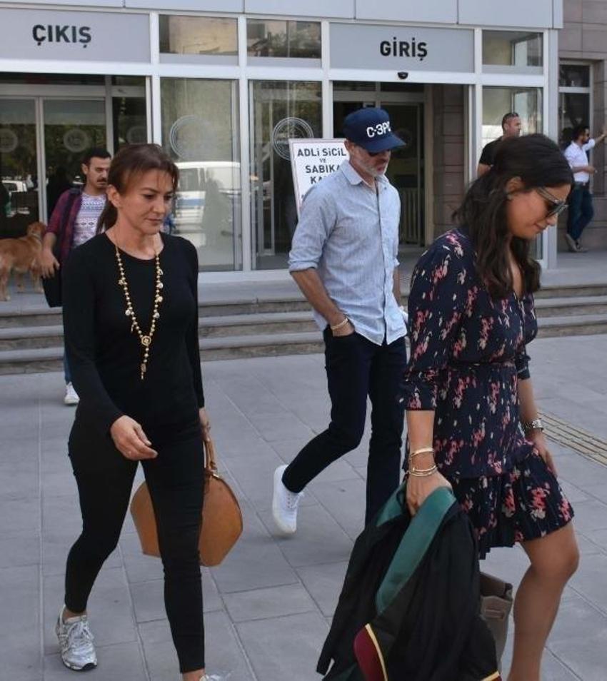 Murat Başoğlu ve Hande Bermek sahilde el ele