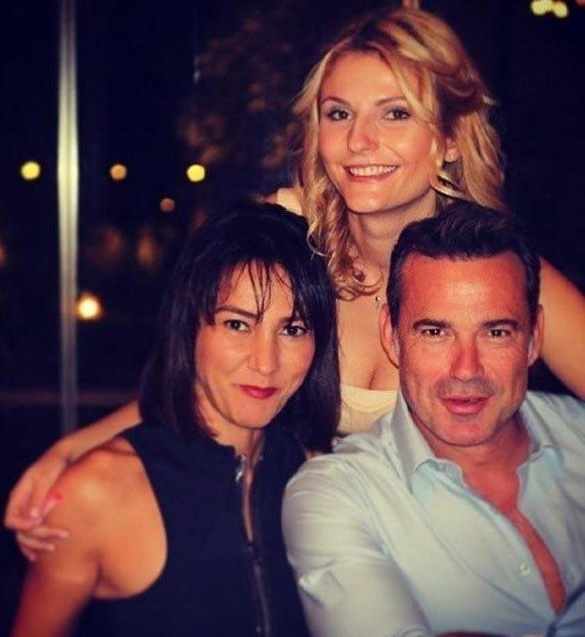 Murat Başoğlu ve Hande Bermek sahilde el ele