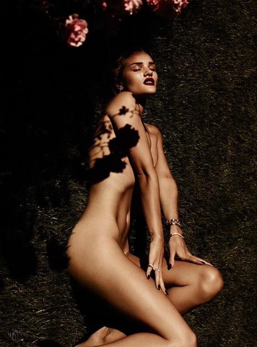 Rosie Huntington-Whiteley'den özel poz!