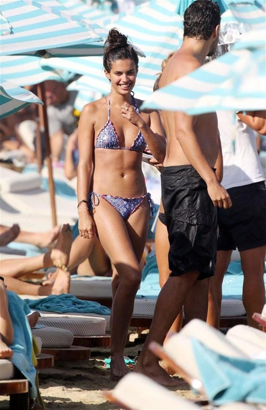 Sara Sampaio'dan cüretkar pozlar!