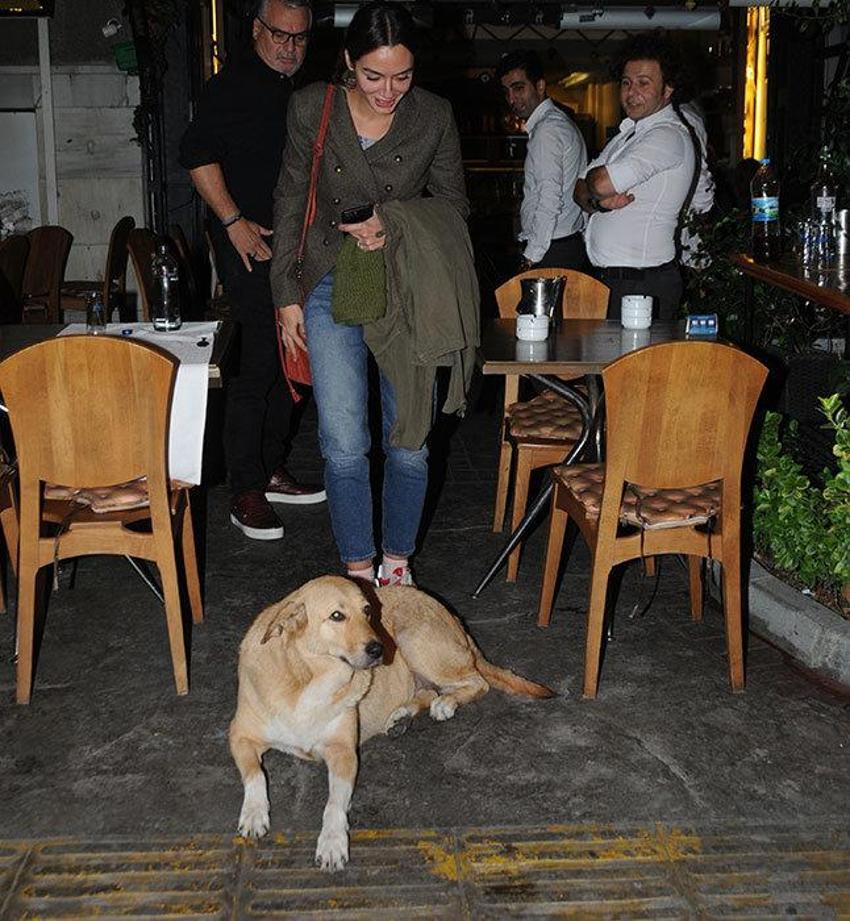 Birce Akalay köpeği görünce bakın ne yaptı?